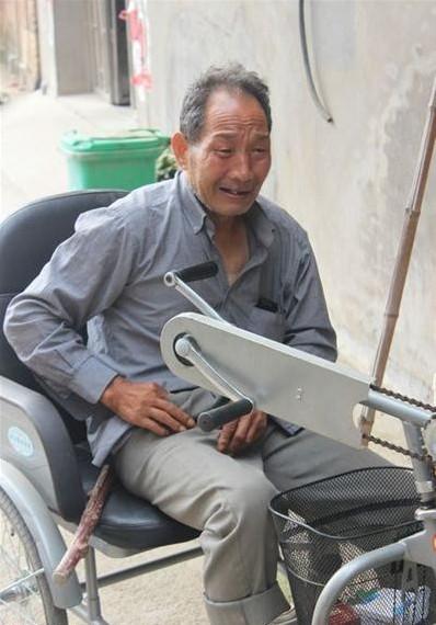 胡云贵看到志愿者来访,十分开心