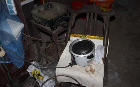 平时胡云贵烧饭就是用这个锅,锅的好心人送的