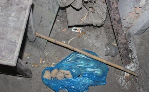 地上的土豆是好心邻居给的,他说这够他吃半个月了