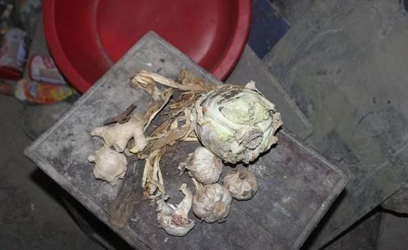 胡云贵平时吃的菜,已经开始腐烂
