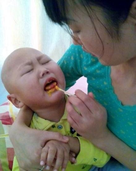 “妈妈又骗我了,这个一点都不甜!我知道良药苦口利于病,可这也太苦了吧?;真希望早点好起来!