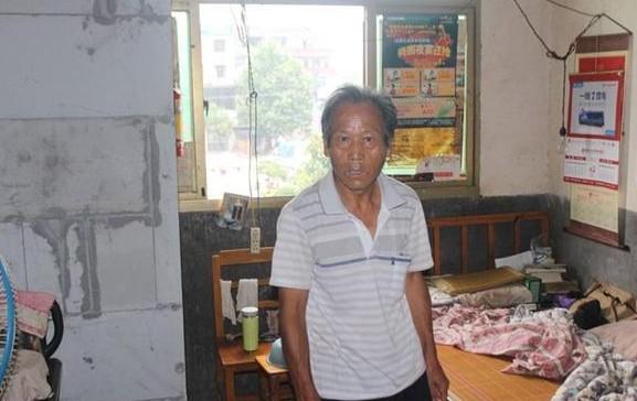 施汝雄看到志愿者来访十分惊讶,因为平时家中很少来客人