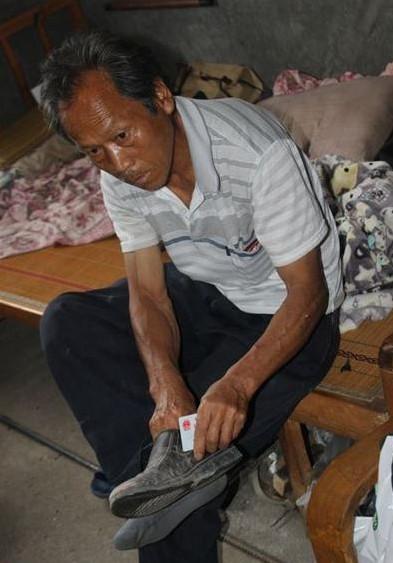 施汝雄患有肾结石,经常痛得下不了床,对此他十分无奈