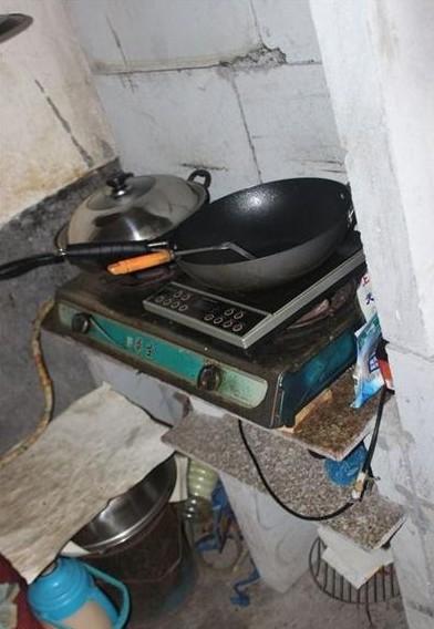 施汝雄家的厨房,只有简单的石头搭的,烧饭的餐具是政府给的