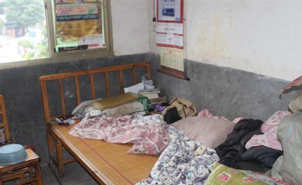 施汝雄的房间,因为家中没有人整理,十分凌乱