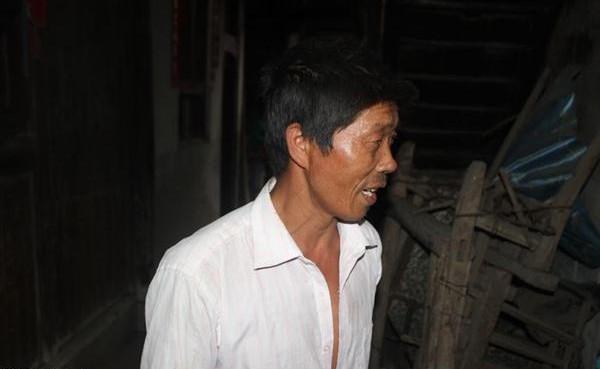 施森林正在向志愿者讲述自己家的家庭情况