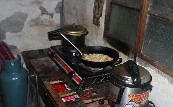 施森林家的厨房,国内煮的是他们一天吃的伙食