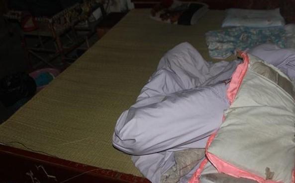 施森林家的床铺,因为没人整理十分凌乱