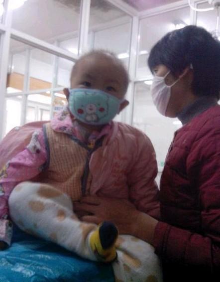 小宝怡奶奶抱着她在手术台上,等着做骨髓穿刺