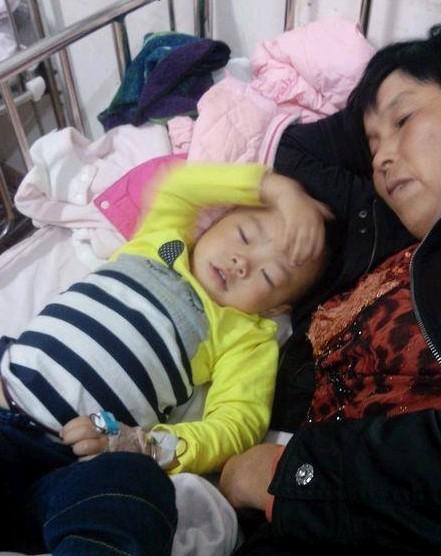 别的孩子生病痛苦的时候可以睡在妈妈的怀里,我可怜的女儿只能和奶奶睡在苏州儿童医院的病床上