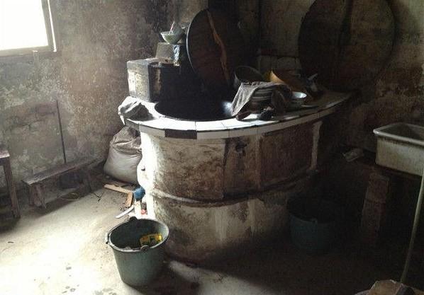 家里的厨房,非常的破烂不堪