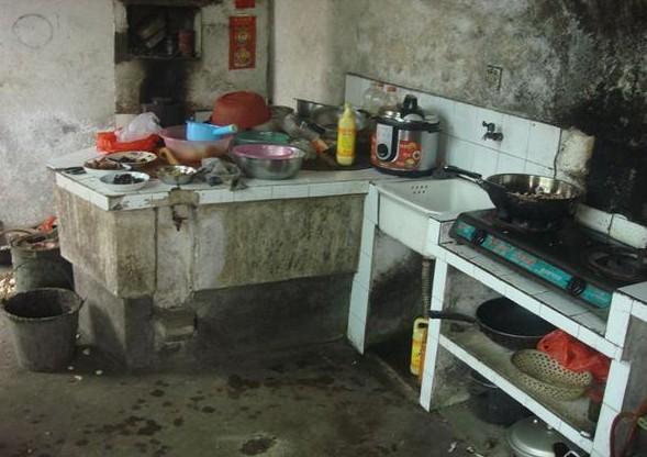 陈妃桃家里的厨房的灶台已经被油烟熏的面目全非了