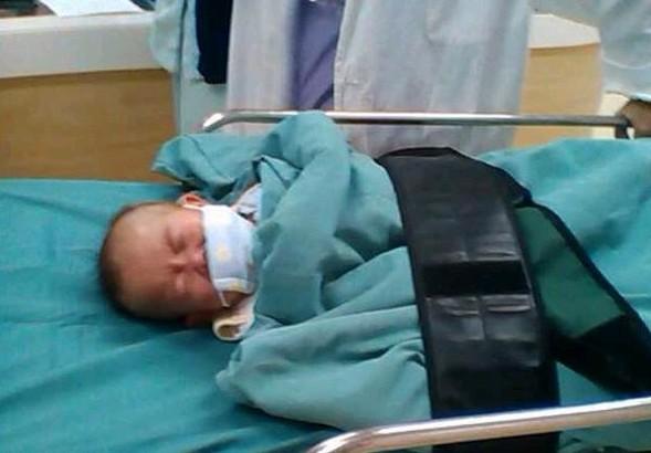 我好难受啊!还给我捆起来!这是为什么!!!