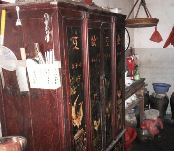 蒋桂风家里的生活家具陈旧,生活非常的艰苦。