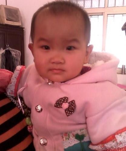 这是小心怡生病前的照片,那时的她天真漂亮,每天都很开心。