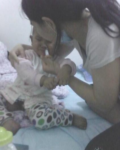 因为做化疗,心怡只可以吃流质食物,心怡妈妈在用注射器耐心的给小心怡喂食。心怡心情不好,可能是受化疗影响吧。