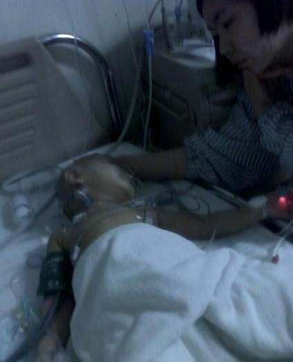 从手术室刚出来病房,父母的心都碎了