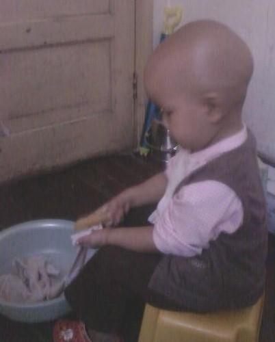 化疗完两岁的刘心怡都会帮家里分担家务了