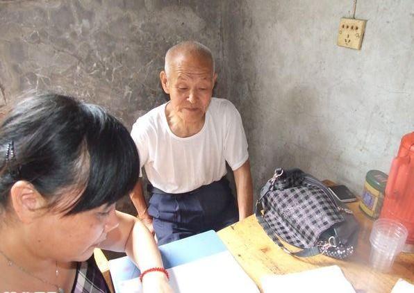 曹海根向志愿者讲述自己的家庭情况