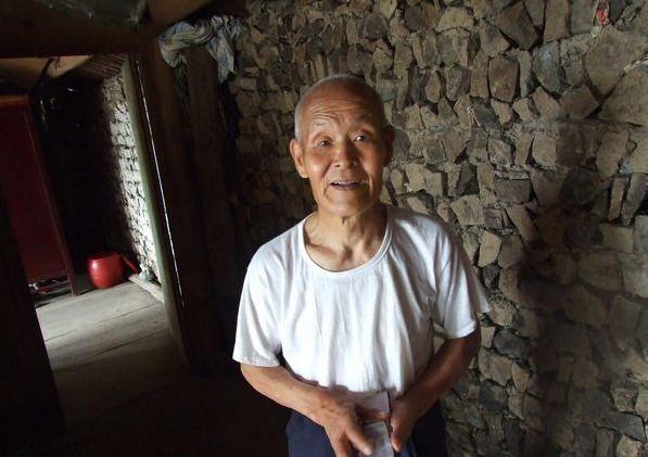 曹海根得知志愿者来访的用意后脸上露出了久违的笑容