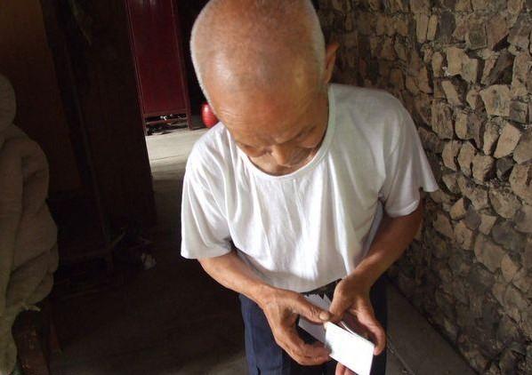 曹海根把相关证件拿给志愿者登记