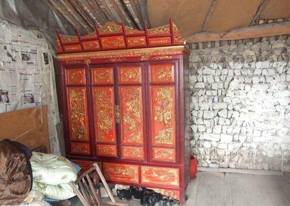 曹海根家唯一的衣柜还是当年结婚的时候买的