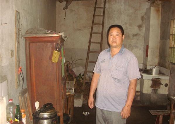 潘泽标正在欢迎自愿者到他家走访