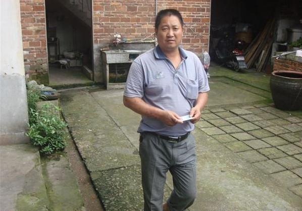 潘泽标手里拿着相关证件正要给自愿者看