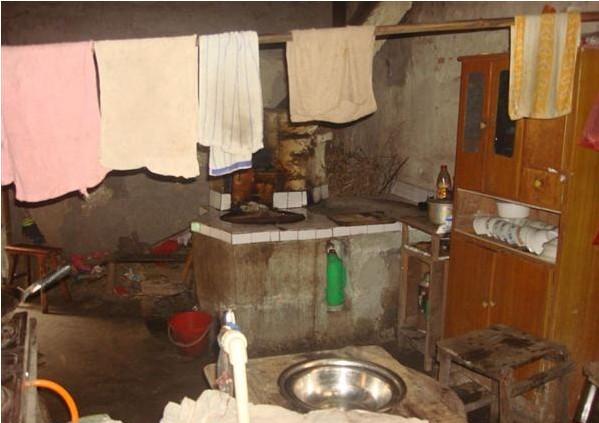 徐奎锋家里的毛巾没有地方挂,只能挂在一个棍子上