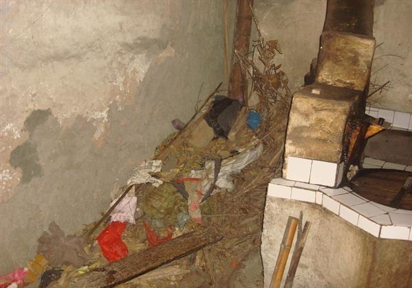 徐奎锋家里的厨房堆满了平时烧饭的柴火