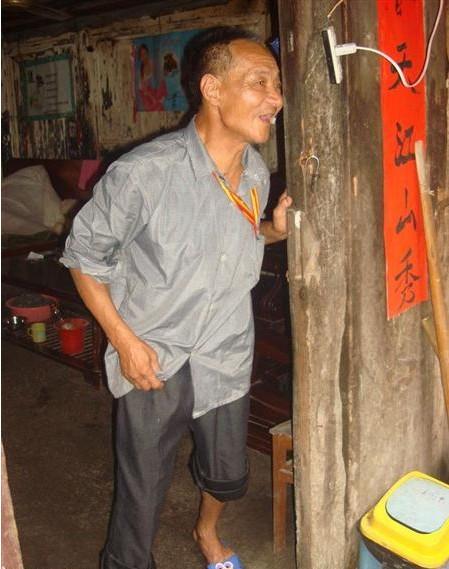 徐桂生正在欢迎自愿者的来访