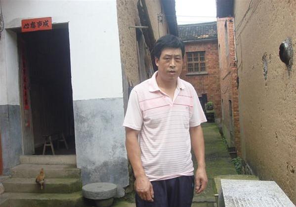 张群岳面对现在的生活愁眉不展