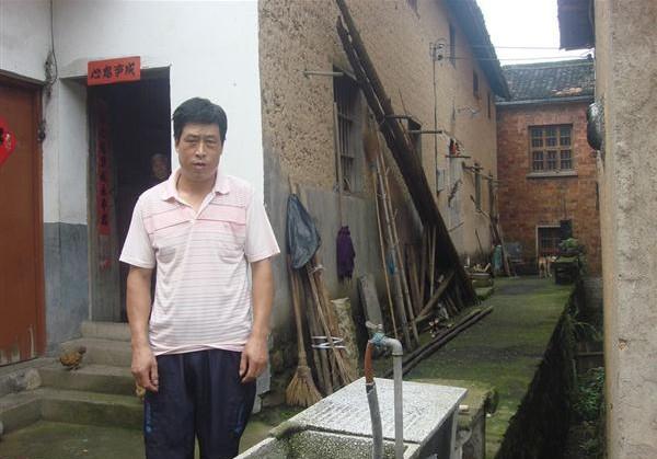 张群岳站在门口欢迎自愿者的到来