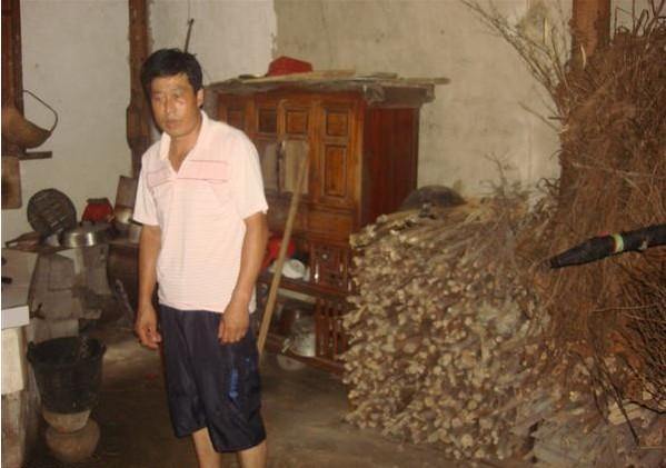 张群岳家里的厨房虽然狭小,但收拾的比较干净