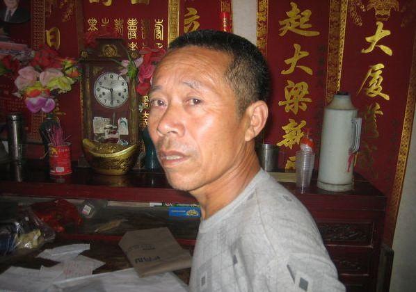 何卸富站在自己家中