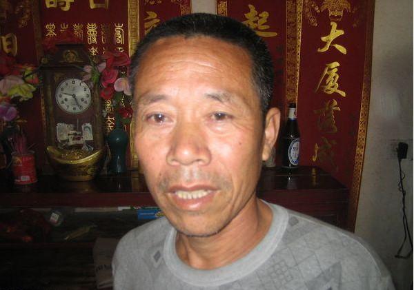 何卸富因为患病,脸上写满对生活的无奈