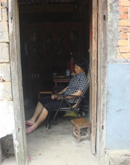 谢美仙平时就躺在椅子上休养