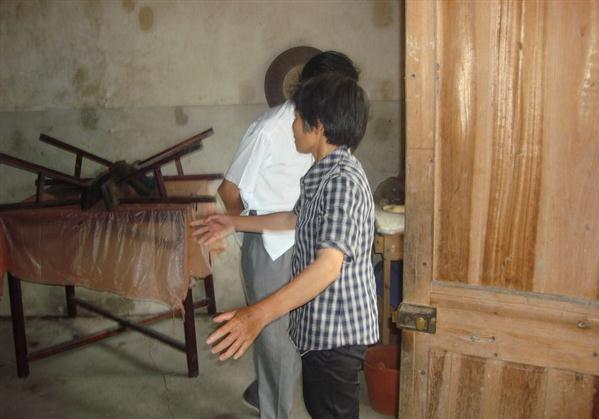 谢美仙正引导自愿者进自己的家里