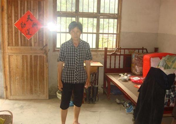 谢美仙平时就是睡在这张窄小的床上