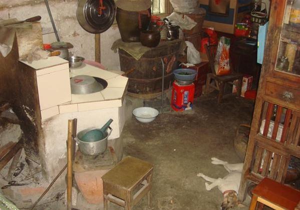 谢美仙家里的厨房摆放了各种东西,十分拥挤