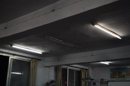 安装改造后的新教室照明