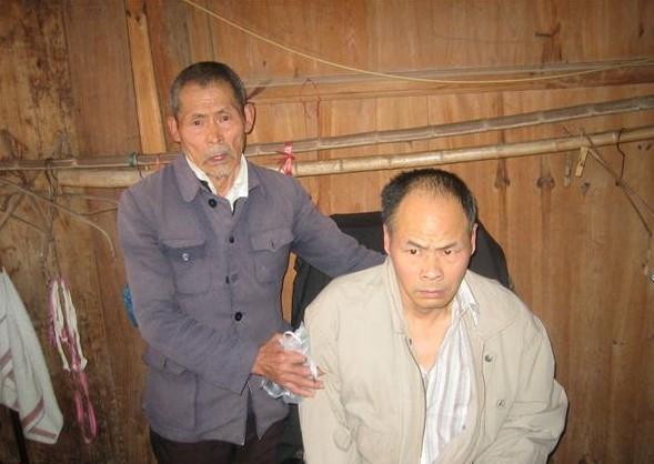 蒋有兵和父亲的合照,渴望得到爱心人士的帮助