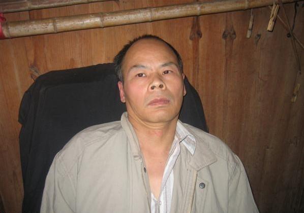 蒋有兵每天都这样坐在家中,对生活充满无奈