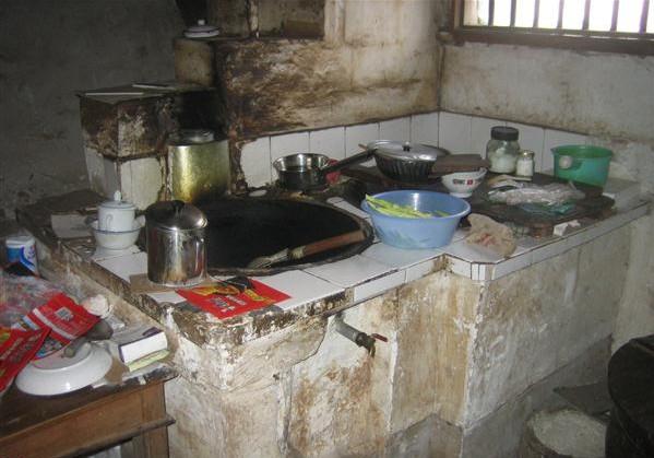 蒋有兵家简陋的厨房,没有像样的餐具和调味品