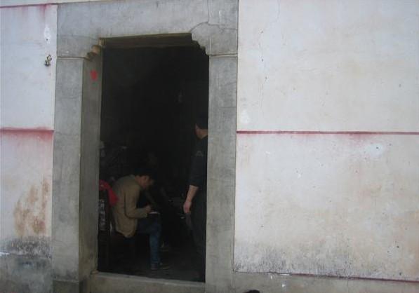 蒋有兵的家屋内十分黑暗