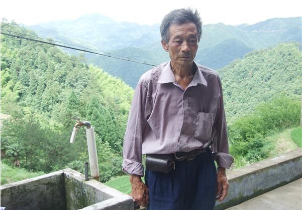 徐顺元面对现在的生活愁眉不展