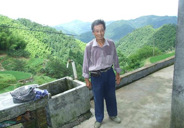 徐顺元站在门口欢迎社工的到来