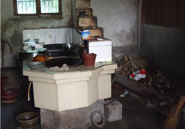 徐顺元的灶台里堆满了各种东西,已经无力收拾