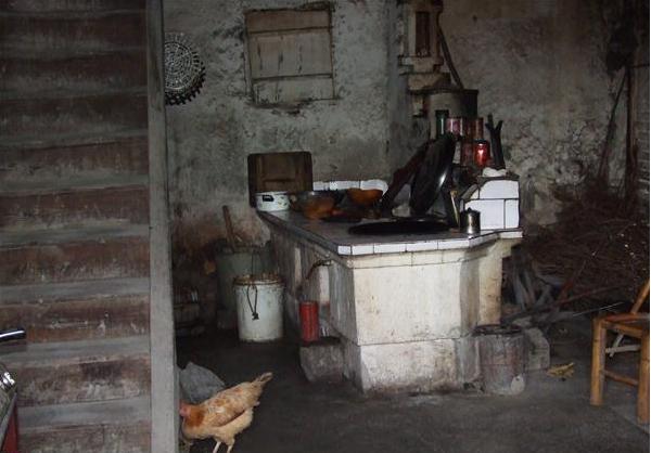 徐顺元家里的楼梯还是木质的,走在上面会发出咯吱的响声,十分不安全