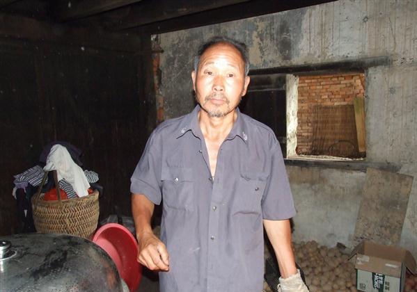 杨水良正在欢迎自愿者的到来